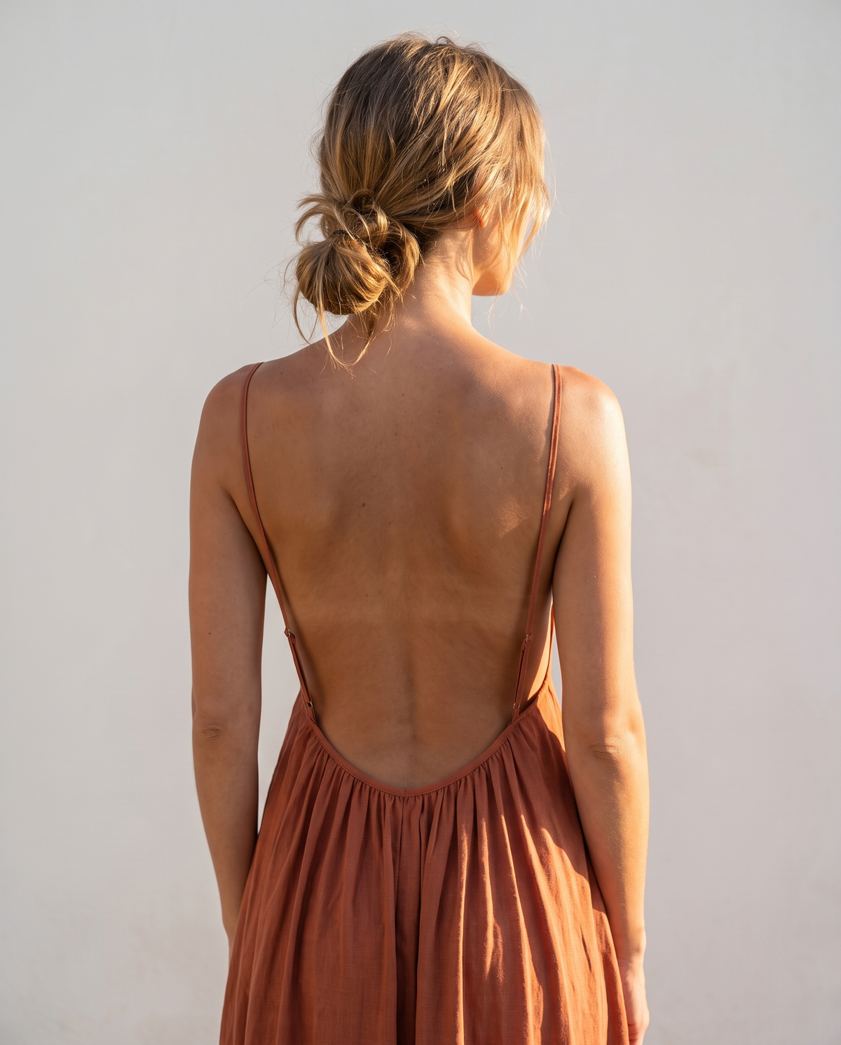Solid backless maxi dress, neckline detail