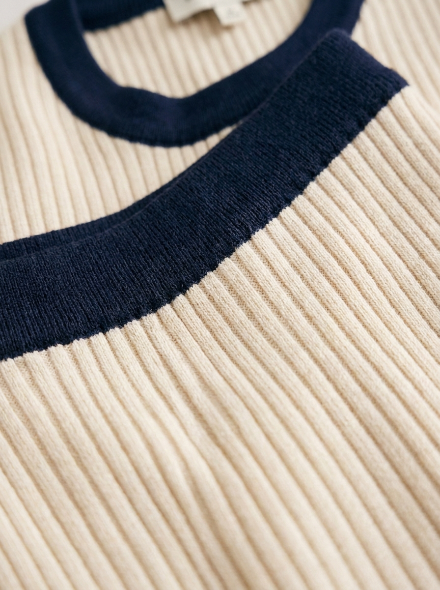Close-up of the ribbed knit and contrast trim