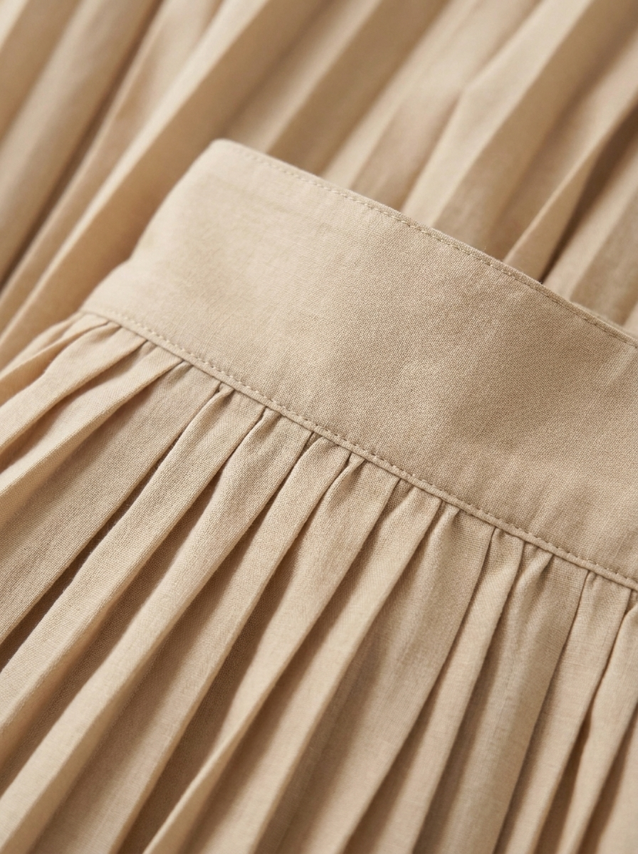 Pleated cotton fabric and waistband detail